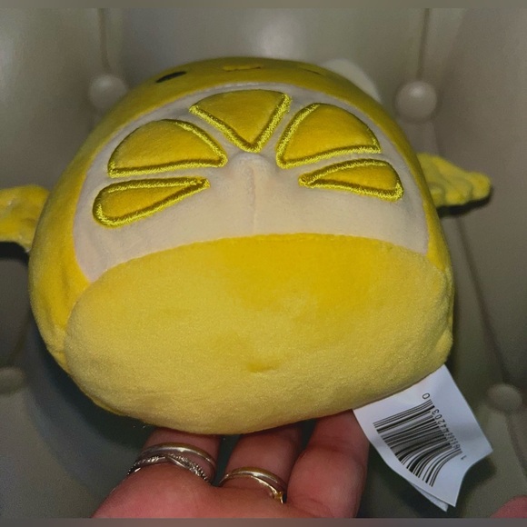 YALITZA🍋🦇 Yellow Lemon Citrus Fruit Bat Original Mystery Squad Squishmellow - Picture 3 of 6